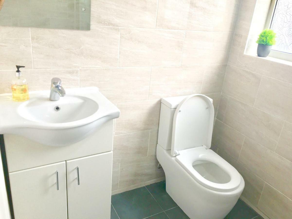 Studio Apartment, Private Bathroom And Parking Ilford Exterior foto